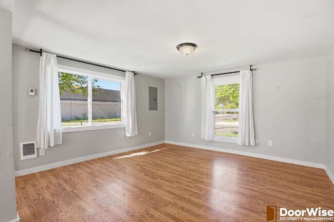 Building Photo - Charming 4-Bed Newberg Home!