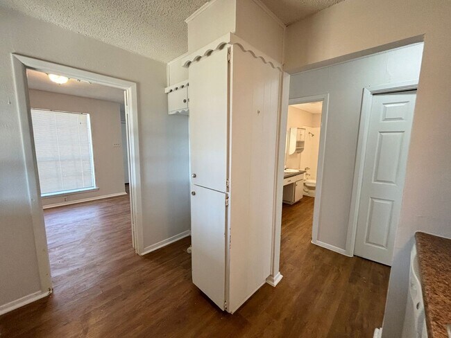 Building Photo - 800 Irwin Dr