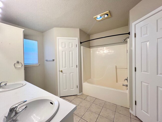 Building Photo - 3 Bedroom Duplex Located In Shadow Hills!