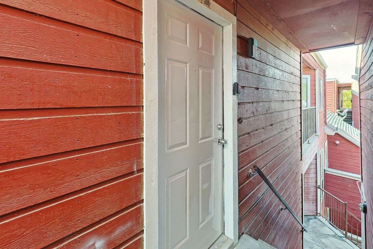 Building Photo - 9839 Walnut St