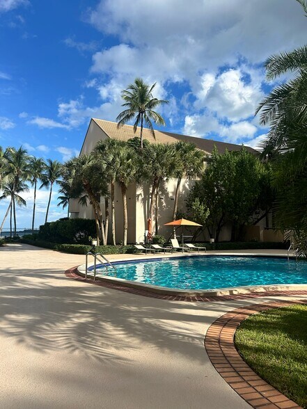 Building Photo - 540 Brickell Key Dr