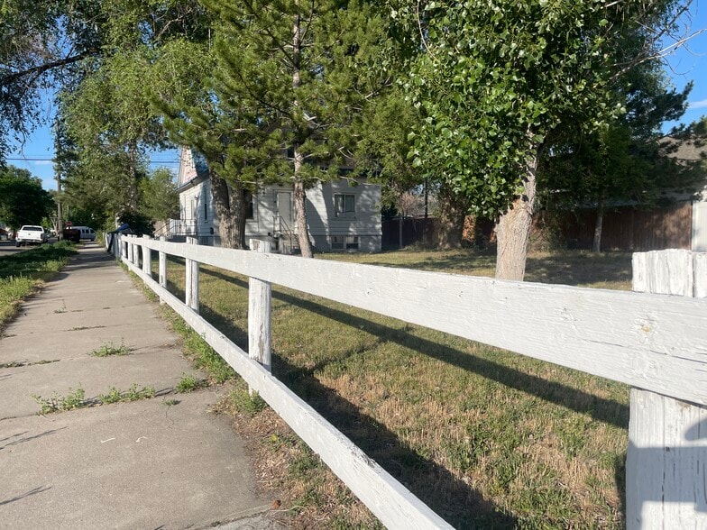 Large yard with mature trees - 719 East Fremont Street