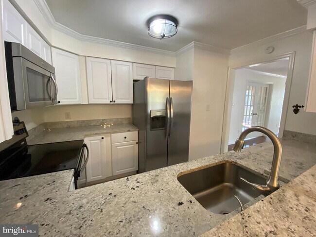 Building Photo - Inviting Townhome Living in Desirable Reston Community
