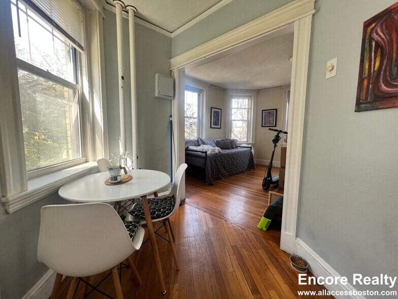 Building Photo - 114 Riverway