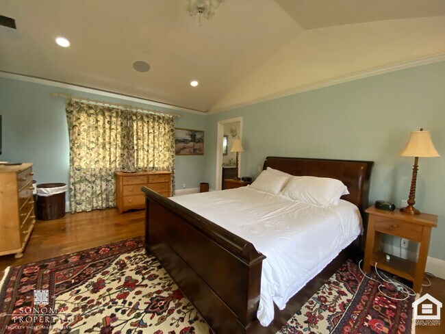 Building Photo - Stunning Furnished Eastside Home