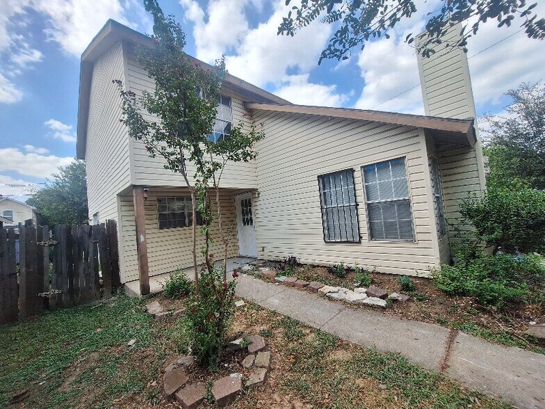 Building Photo - 2123 Chatham Square Ct