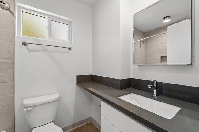 Building Photo - 925 W 30th St