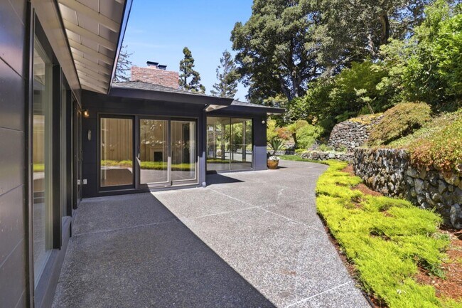 Building Photo - 820 Eucalyptus Ave