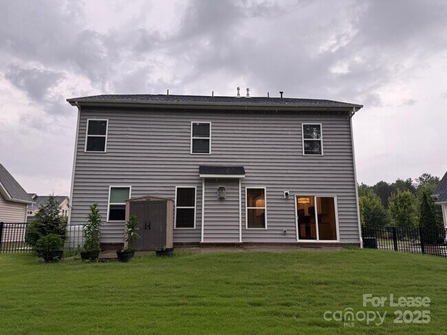 Building Photo - 121 Pine Eagle Dr