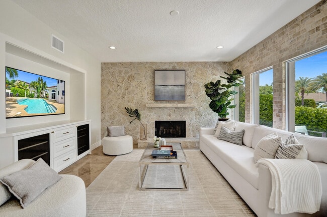 Building Photo - 923 Dogwood Dr