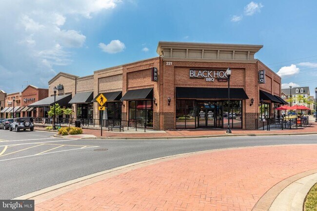 Building Photo - 201 Pomegranate Ln