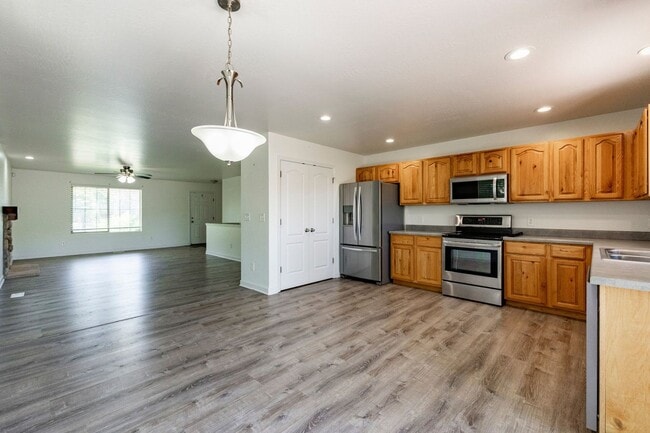 Building Photo - Tranquil Retreat in Trailside