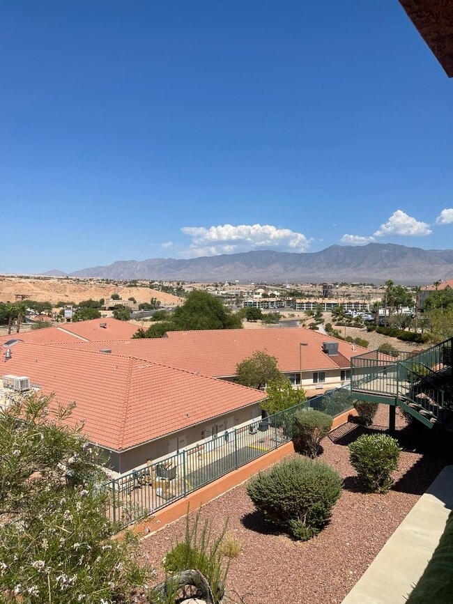 Building Photo - The Falls Upper Level 2 bed/2 bath with gr...