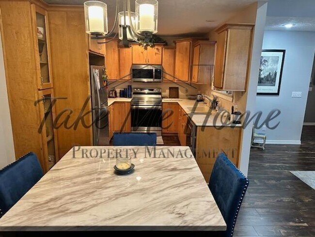 Building Photo - 3 Bedroom 2.5 Baths in Kickapoo District!