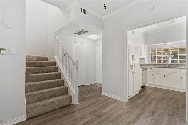 Building Photo - 3550 Country Square Dr