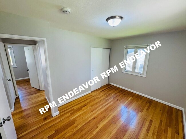 Building Photo - Just Hit the Market — Spacious Layout + Basement Space in St. Louis, Housing Choice Voucher Accep...