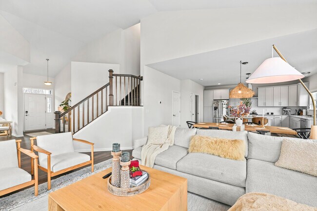 Building Photo - 1868 Forest View Ct