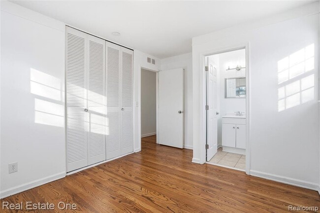 Building Photo - 6341 N Charlesworth St