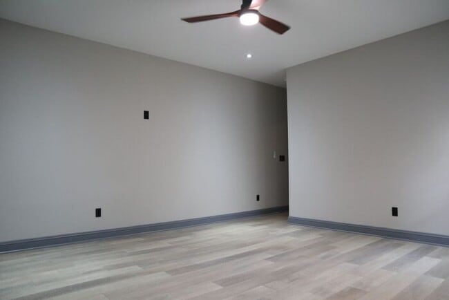 Building Photo - Oakland City 3 Bed/2 Bath, Beautifully Rem...