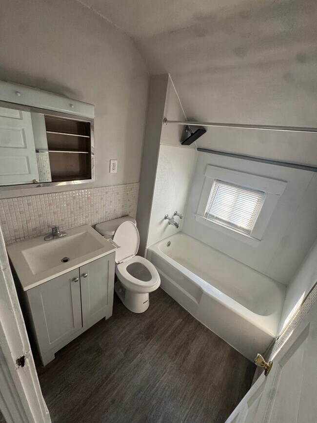 Building Photo - Well-Maintained 3-Bedroom Single-Family Home – $1,450 Rent | Cleveland