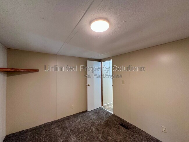 Building Photo - 9499 Wendi Dr NE