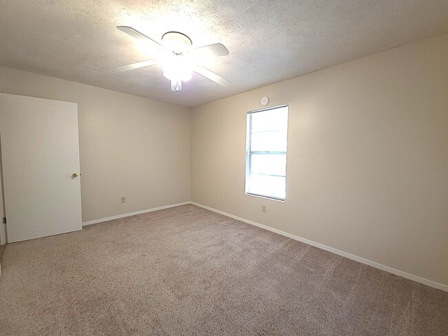 Building Photo - Welcome to this charming 3 bedroom, 2 bath...