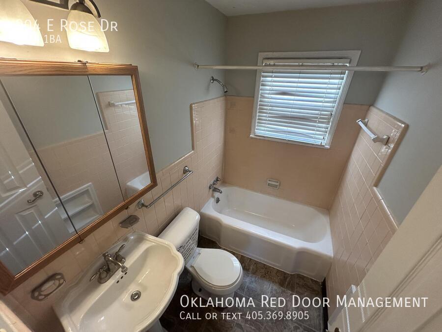 Building Photo - 904 E Rose Dr