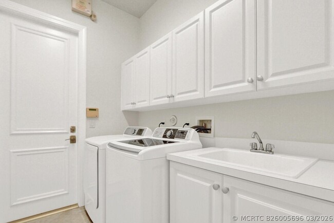 Building Photo - 528 Les Jardin Dr