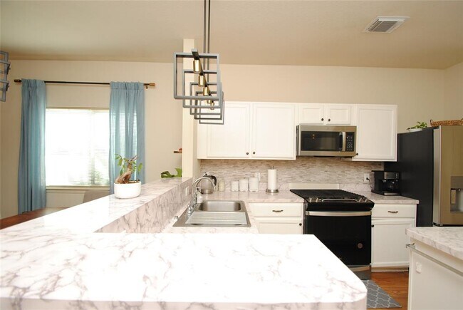 Building Photo - 6363 Provident Green Dr