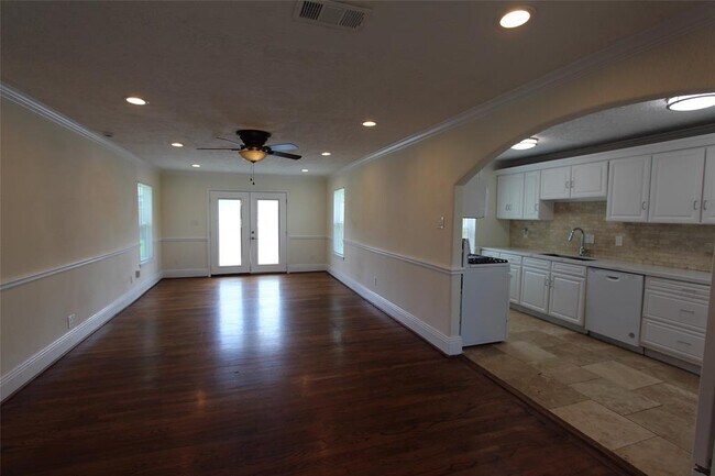 Building Photo - 6625 Schiller St