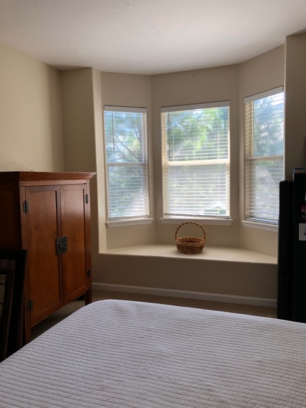 Building Photo - 2701 Midland Ave