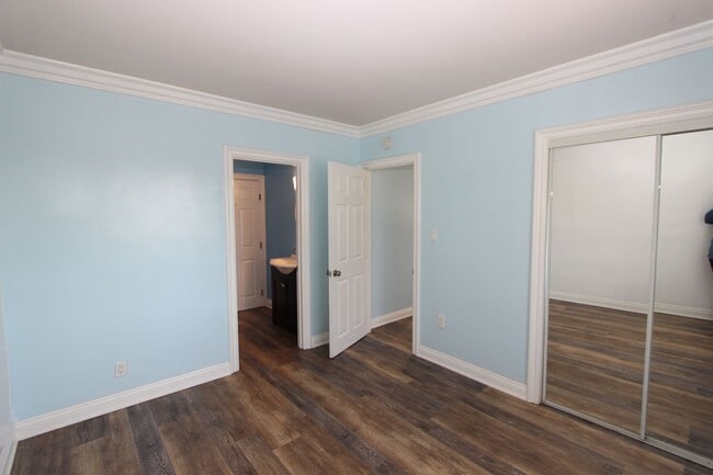 Building Photo - Beautiful 2 bedroom 1.5 bathroom available for rent now