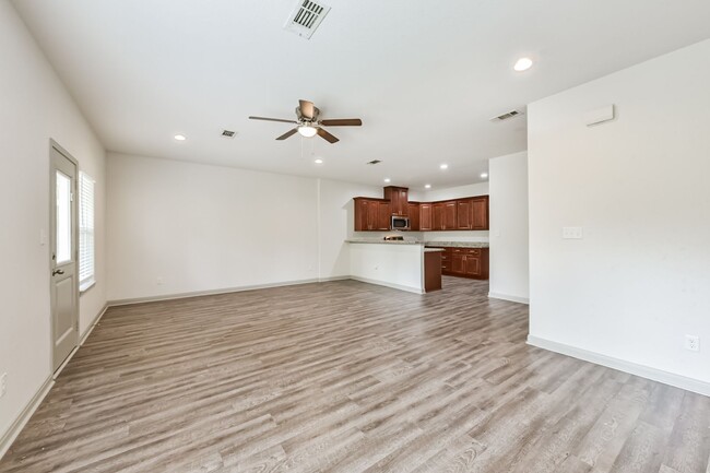Building Photo - 914 Shady Ln