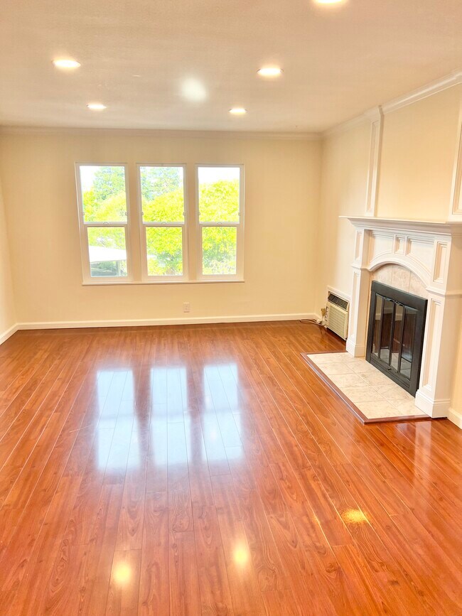 Building Photo - 250 Chilpancingo Pkwy