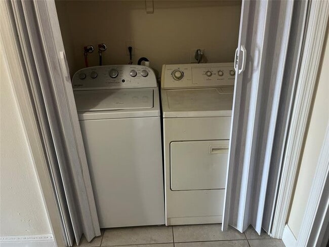 Building Photo - 5507 SW 24th Ave