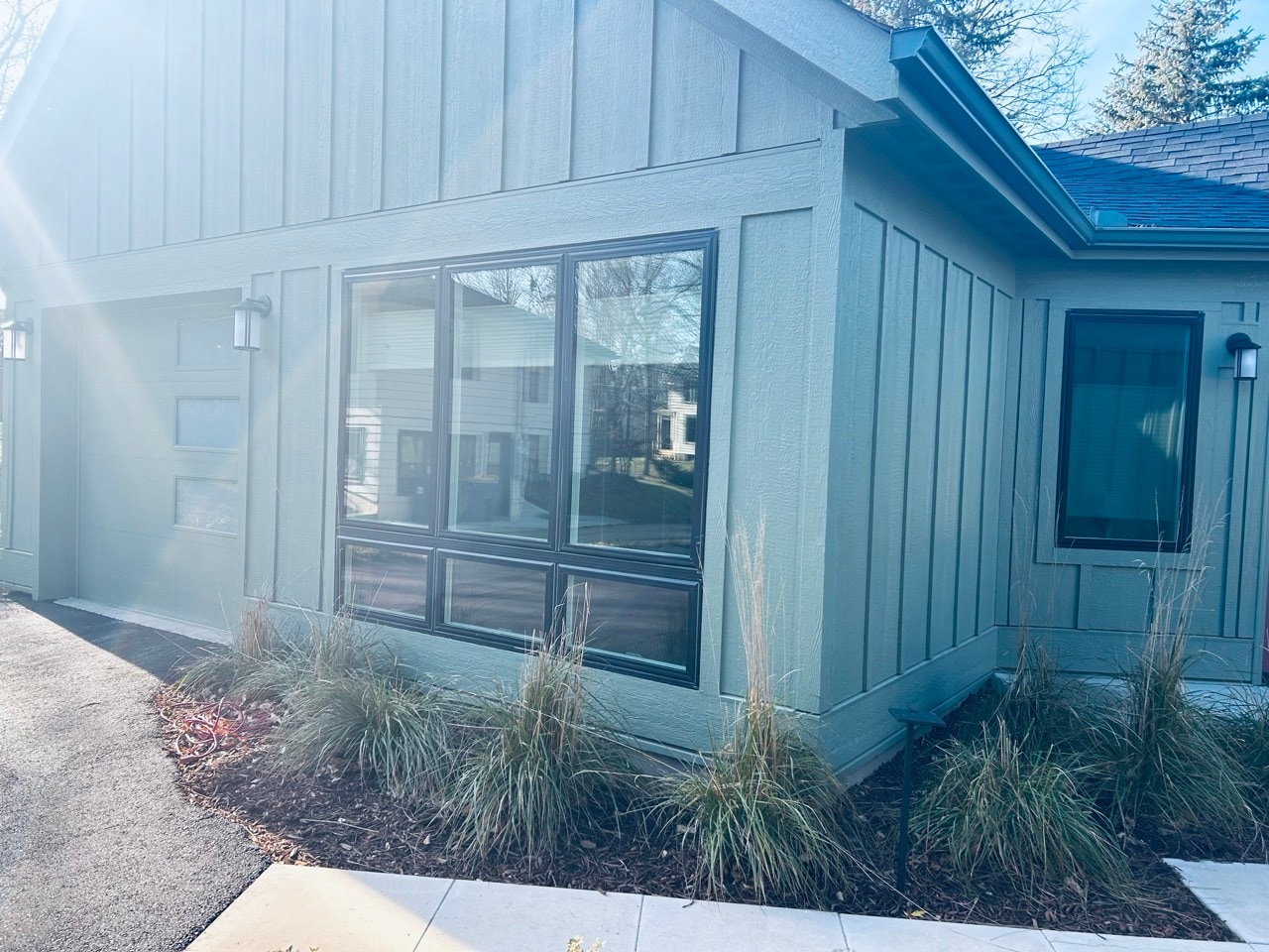 Front view of Living room and Garage. - 702 Union St