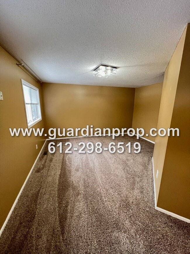 Building Photo - End Unit Maplewood Townhouse Available Jan...