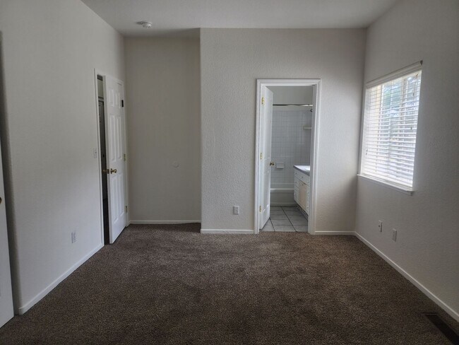 Building Photo - Cute 3 bedroom, 2.5 bath two story home with 1448 sq ft of living space