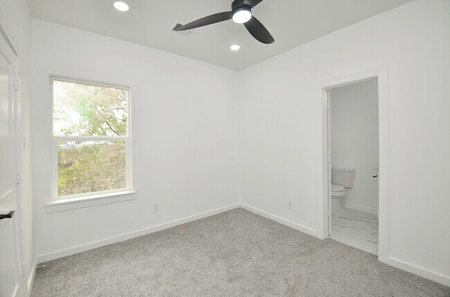 Building Photo - 9312 Waller St