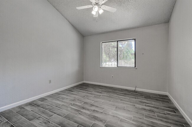 Building Photo - Spacious family home in a great neighborhood