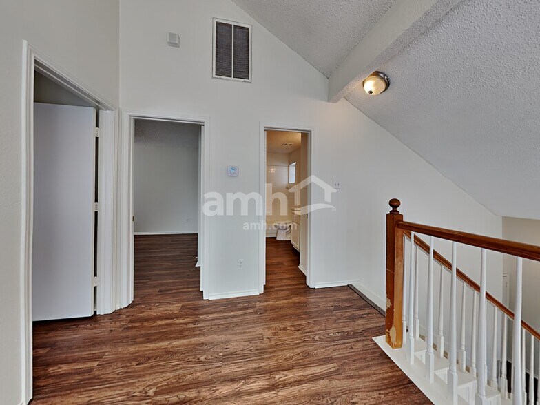 Building Photo - 830 Greenridge Dr