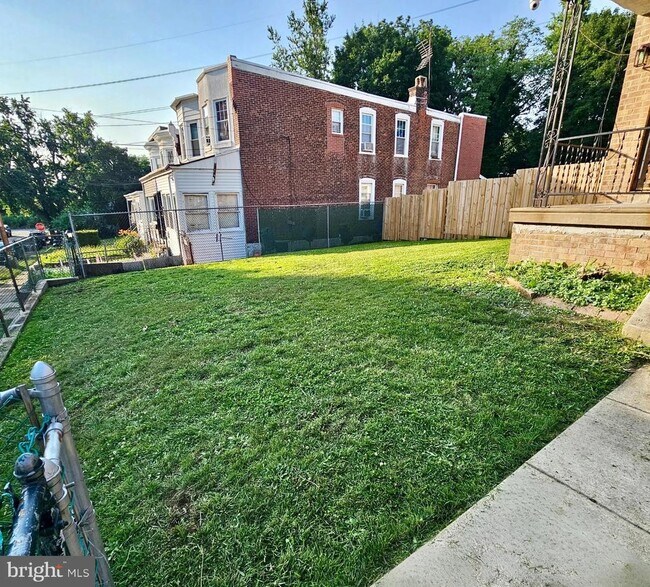 Building Photo - 1030 Lawrence Ave