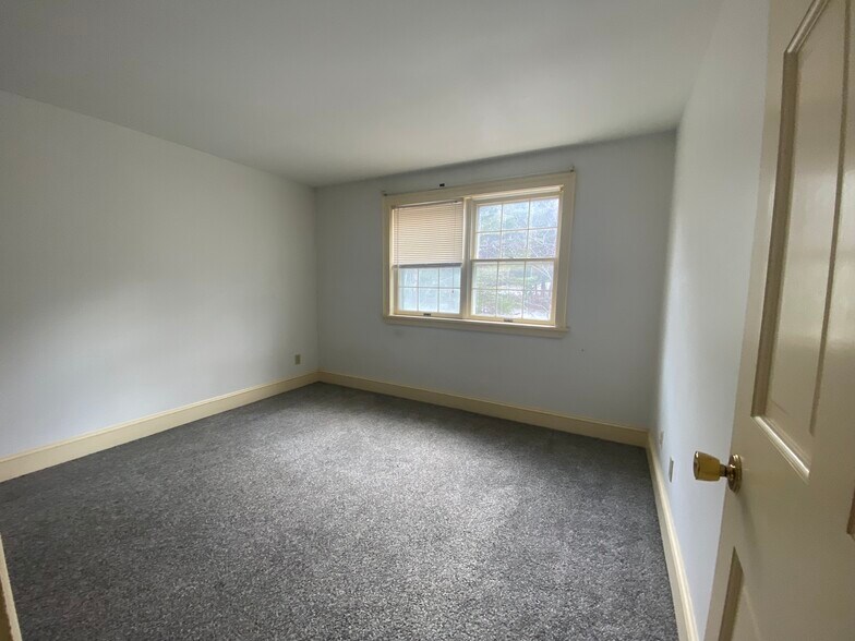 Building Photo - 24 Parkwood Dr