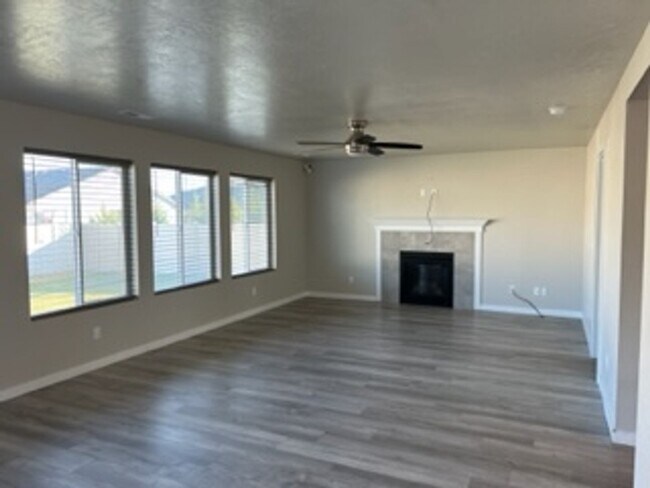Building Photo - Great 4 bed 2.5 bath home with 2600 sq ft!  Kuna Home with lots of room just off N Ten Mile Rd an...