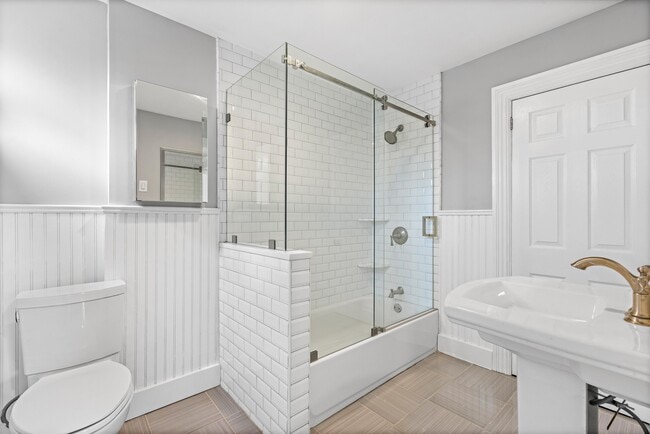 Building Photo - 104 OAK St