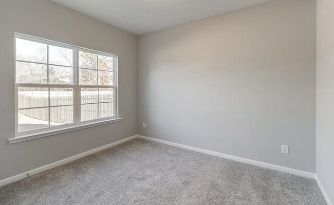 Building Photo - Spacious 5-Bedroom Home with Modern Finishes in Prime Elgin Location