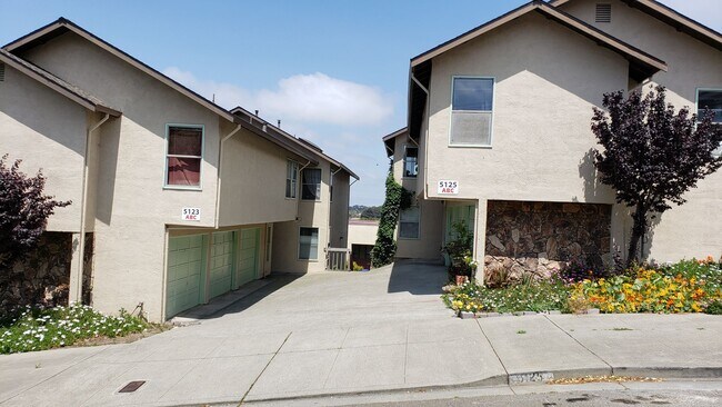 Building Photo - 5125 Panama Ave