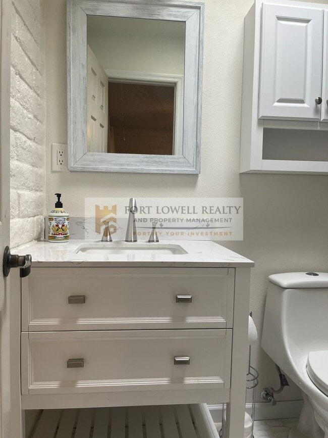 Building Photo - Beautiful 3 bedroom 2 bathroom with washer...