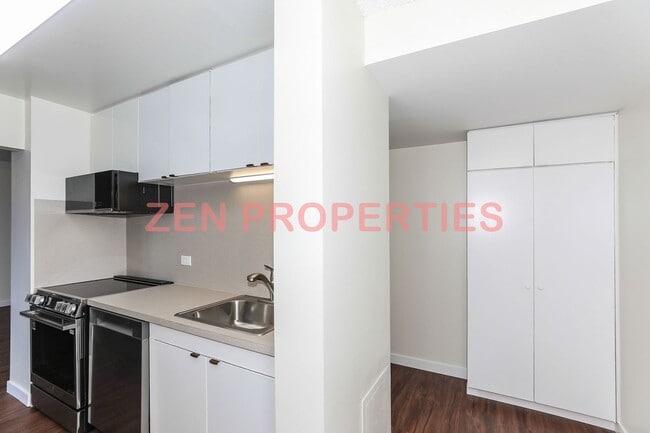 Building Photo - 2 bedroom, 2 bath & 1 parking for rent at Royal Court