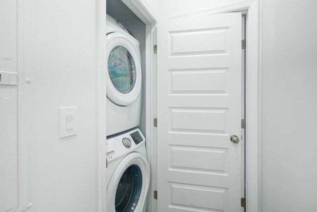 Building Photo - 4300 Larchwood Ave